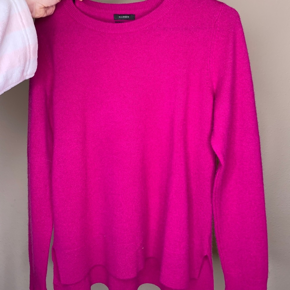Selling women’s 100% Cashmere crew neck sweater!!
